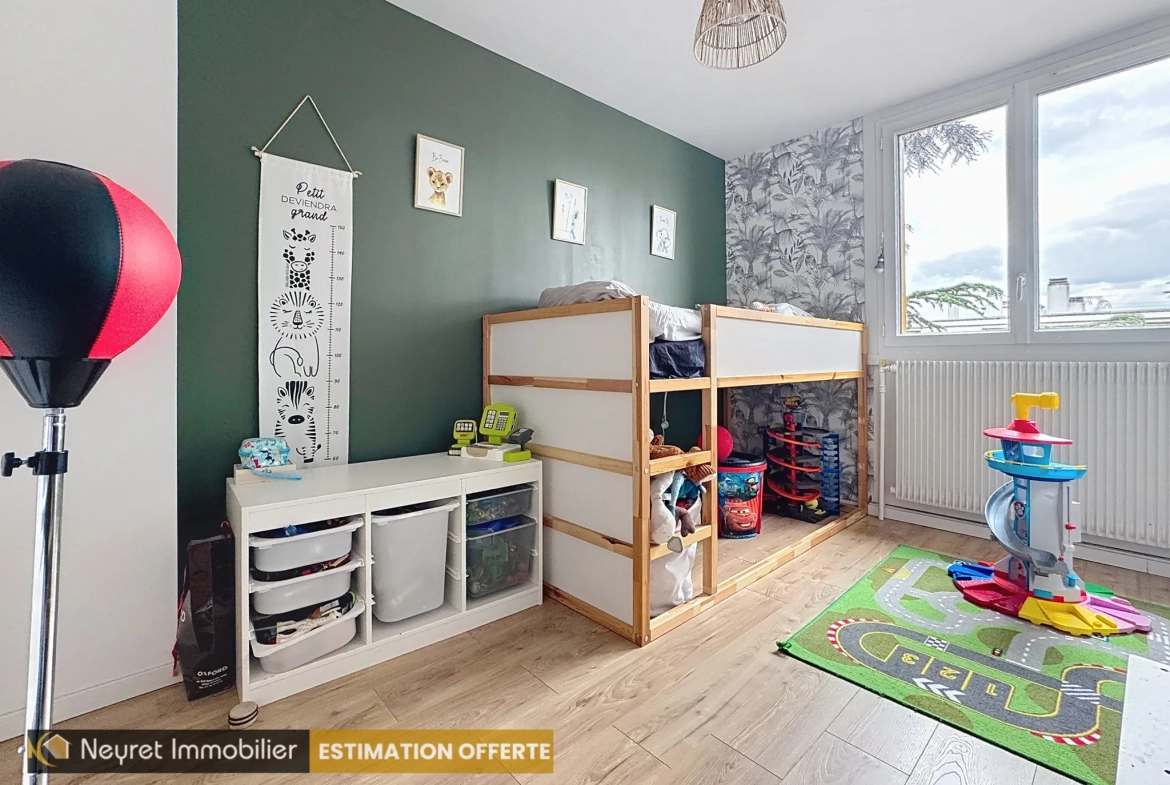 Appartement T3 rénové à Pierre-Bénite avec balcon et cave, secteur calme à proximité des commodités 