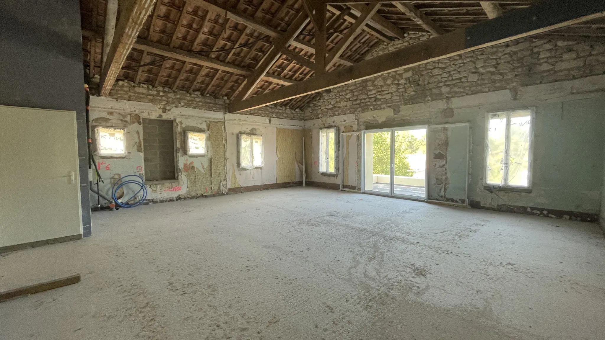 Appartement T3 de 74m² à rénover avec terrasse et stationnement à Saint Drézéry 