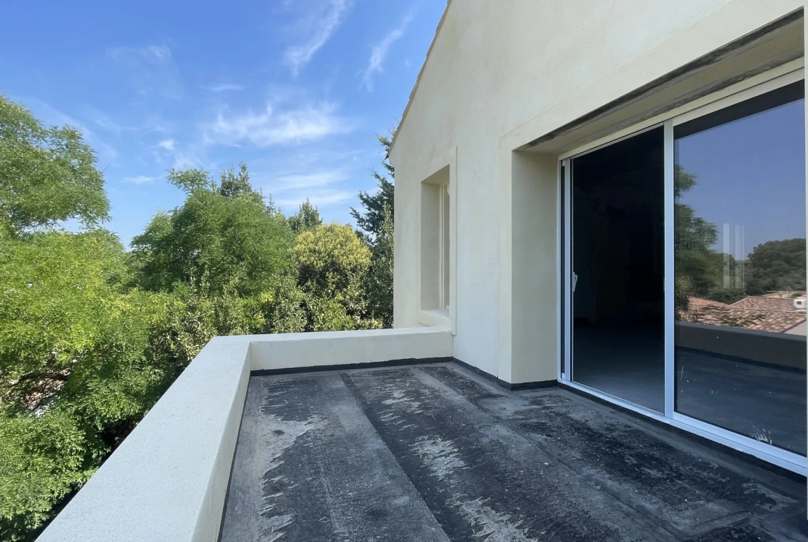 Appartement T3 de 74m² à rénover avec terrasse et stationnement à Saint Drézéry 