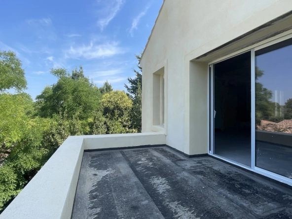Appartement T3 de 74m² à rénover avec terrasse et stationnement à Saint Drézéry