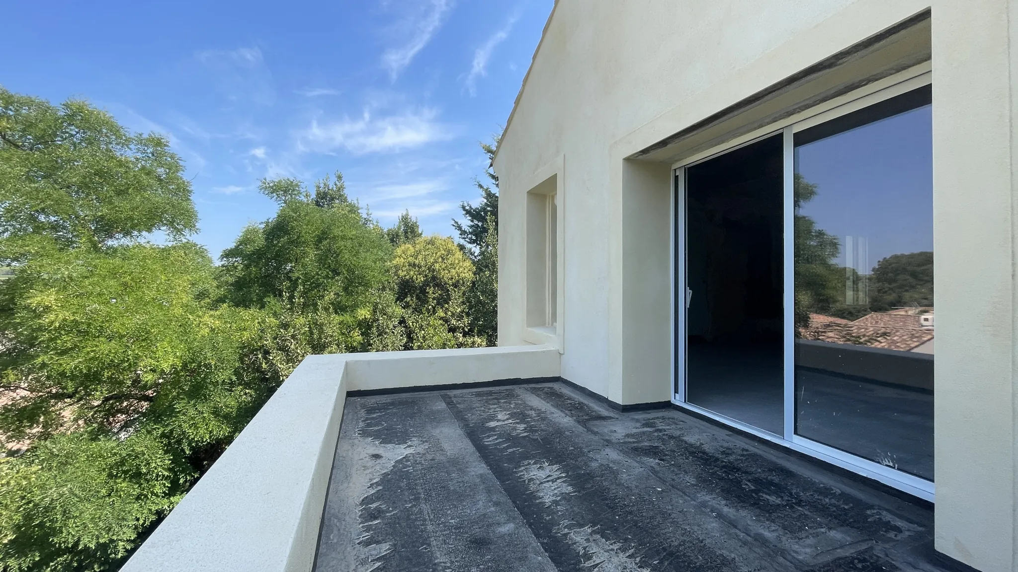 Appartement T3 de 74m² à rénover avec terrasse et stationnement à Saint Drézéry 