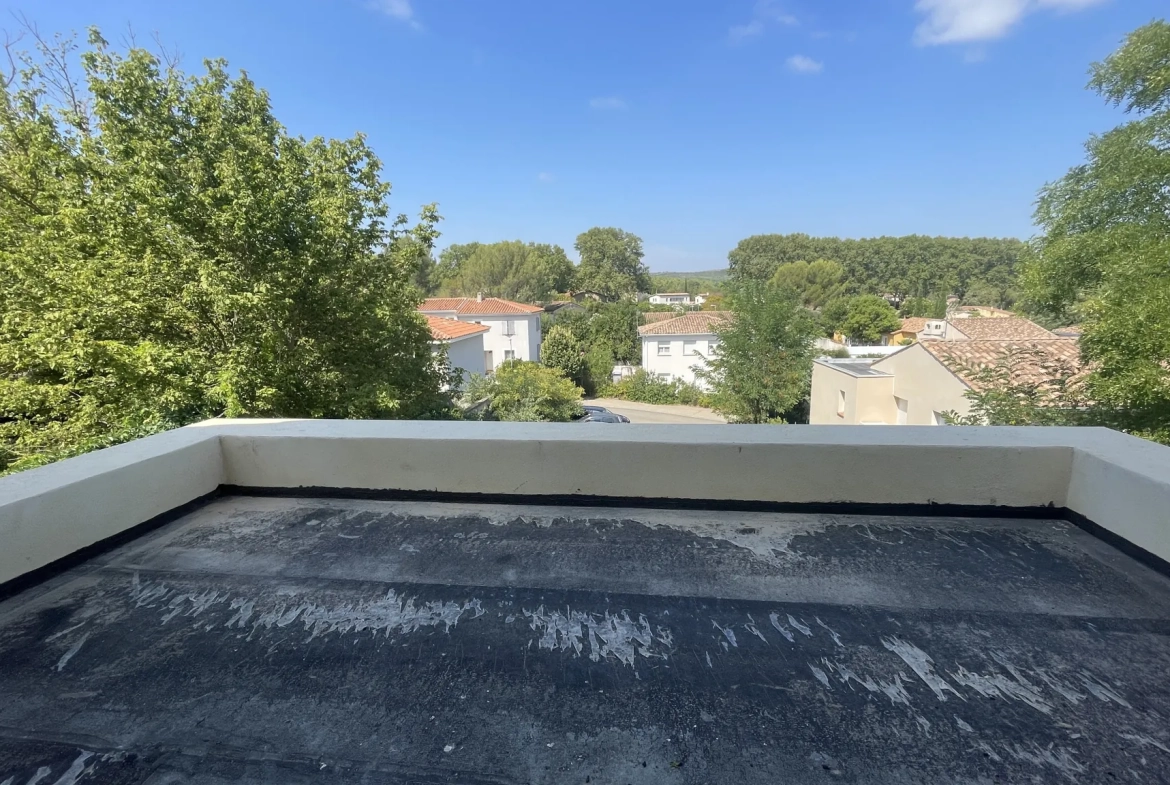 Appartement T3 de 74m² à rénover avec terrasse et stationnement à Saint Drézéry 