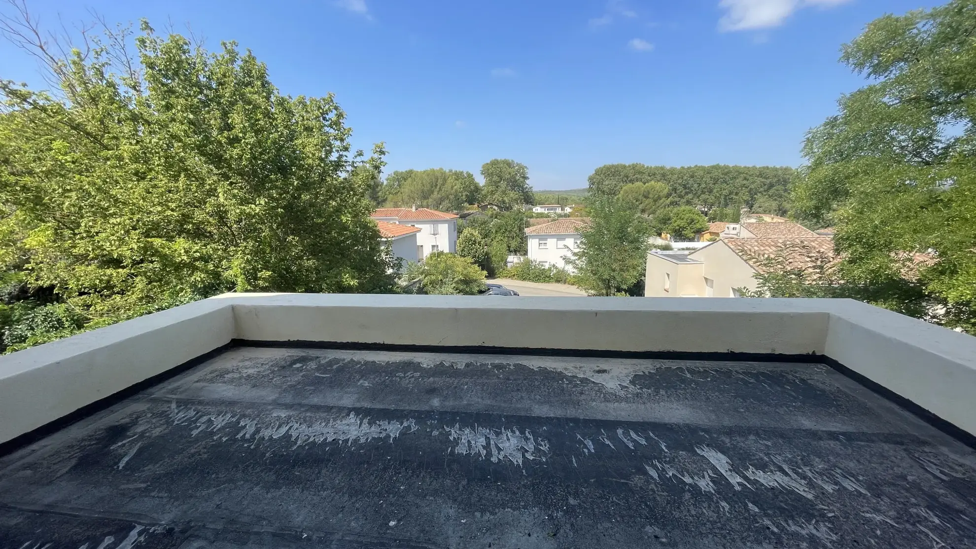 Appartement T3 de 74m² à rénover avec terrasse et stationnement à Saint Drézéry 