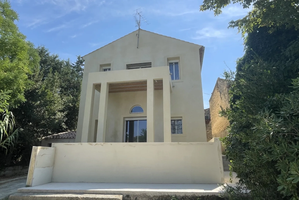 Appartement T3 de 74m² à rénover avec terrasse et stationnement à Saint Drézéry 