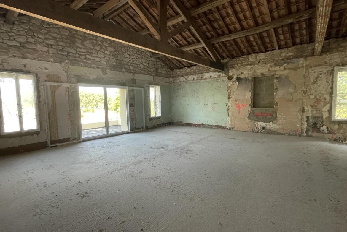 Appartement T3 de 74m² à rénover avec terrasse et stationnement à Saint Drézéry 