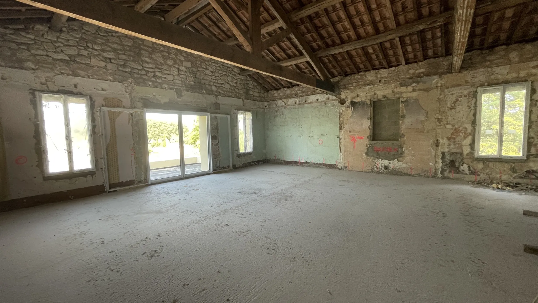 Appartement T3 de 74m² à rénover avec terrasse et stationnement à Saint Drézéry 