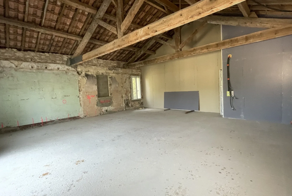 Appartement T3 de 74m² à rénover avec terrasse et stationnement à Saint Drézéry 