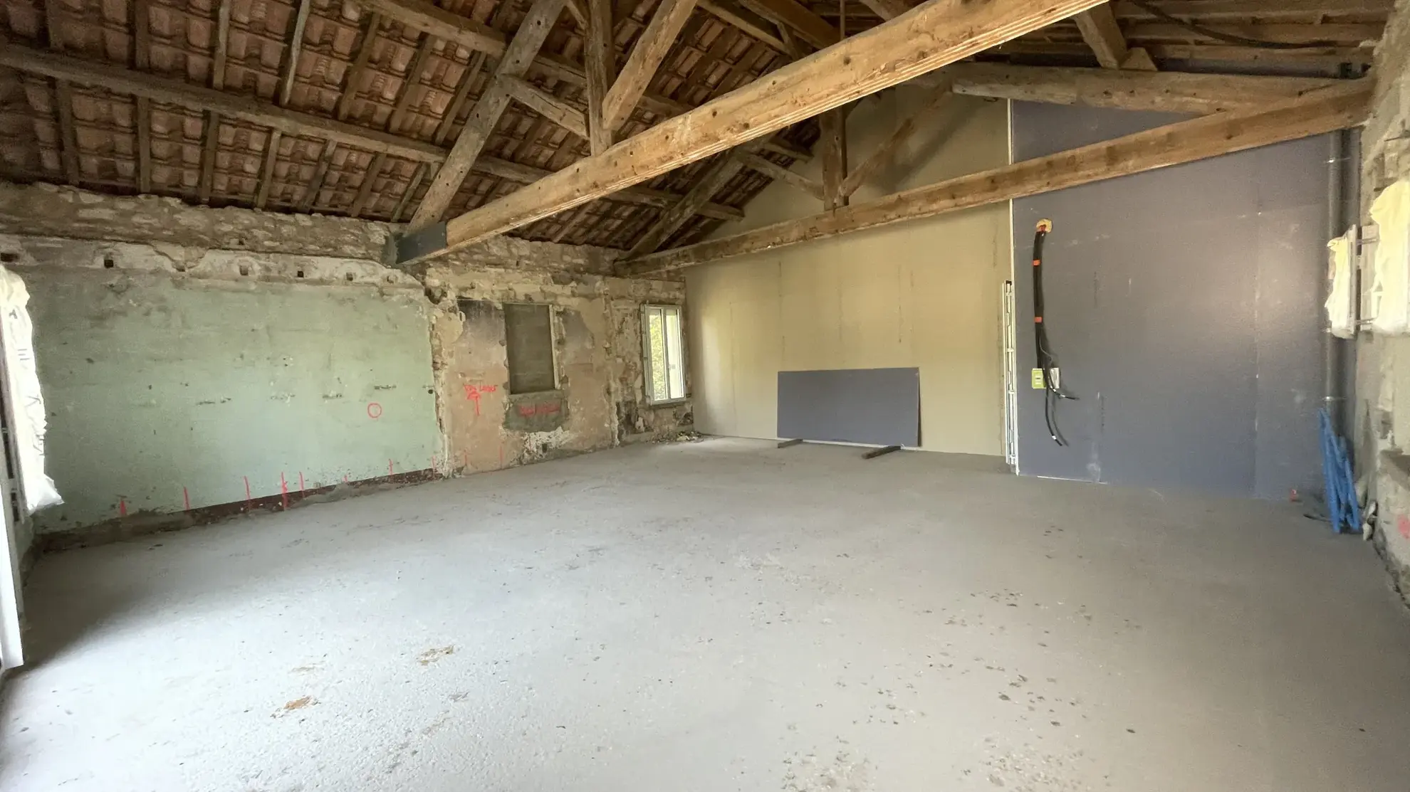 Appartement T3 de 74m² à rénover avec terrasse et stationnement à Saint Drézéry 