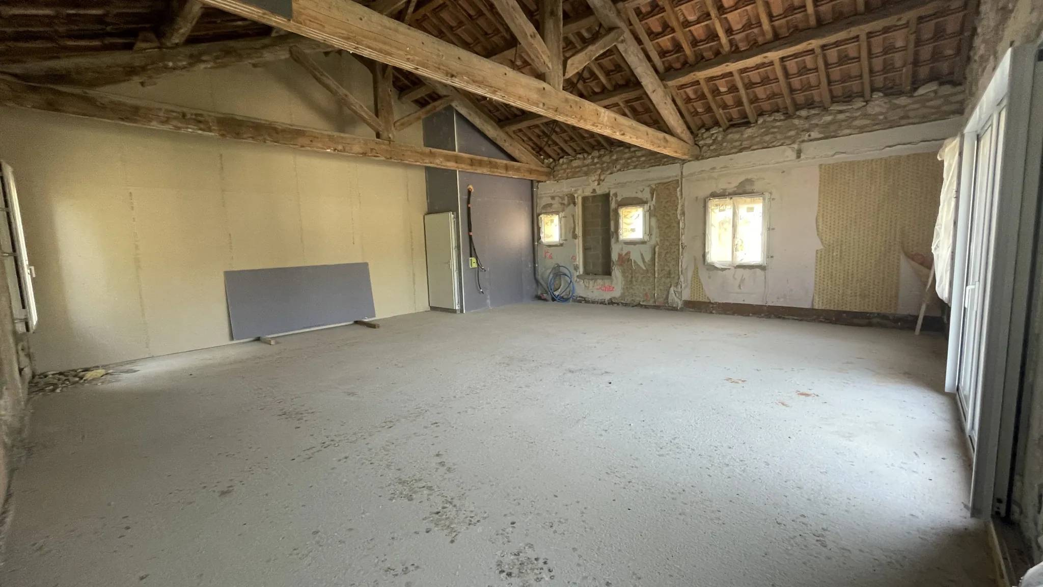 Appartement T3 de 74m² à rénover avec terrasse et stationnement à Saint Drézéry 