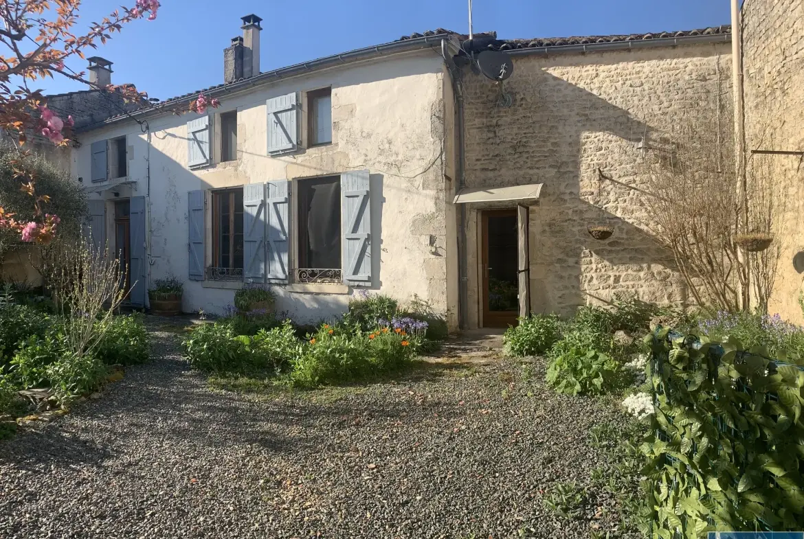 Maison familiale de 7 pièces avec studio indépendant à Les Touches de Périgny, 17160 