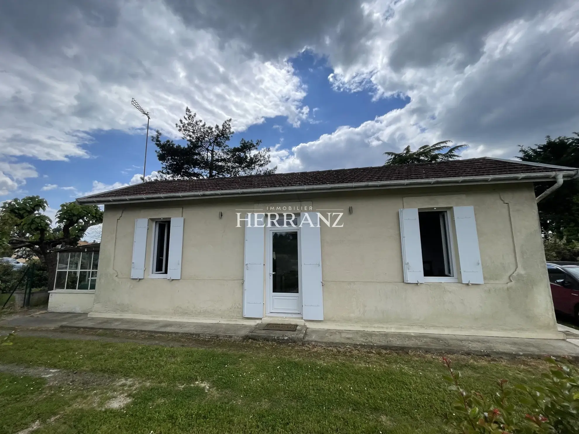 Maison de plain-pied rénovée avec grand jardin près de Libourne 