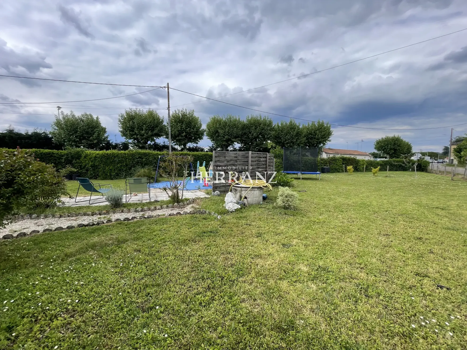 Maison de plain-pied rénovée avec grand jardin près de Libourne 