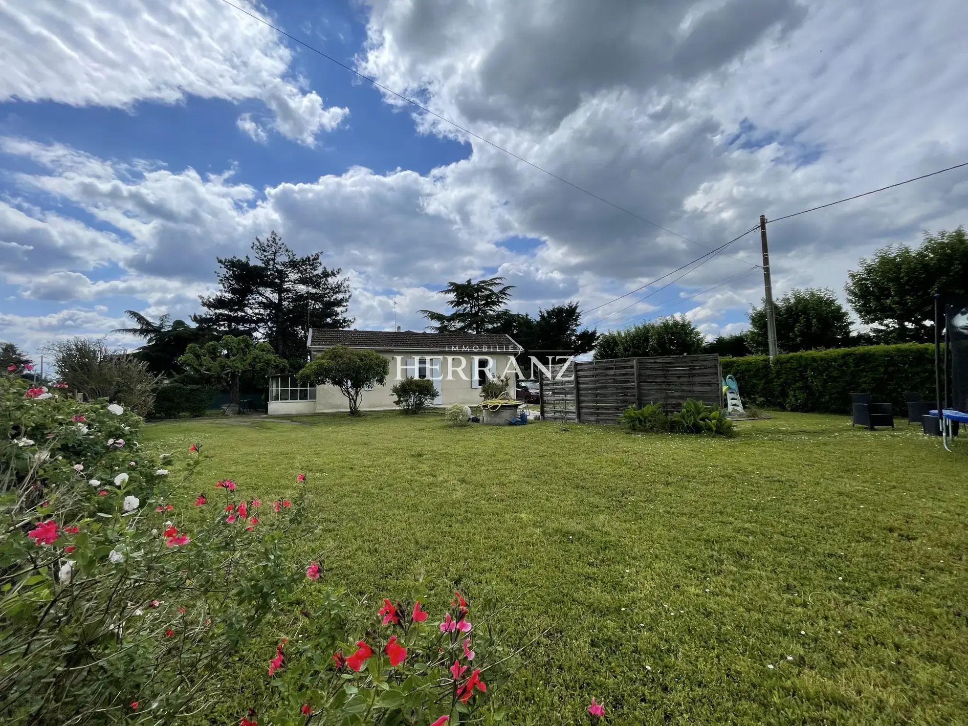 Maison de plain-pied rénovée avec grand jardin près de Libourne 