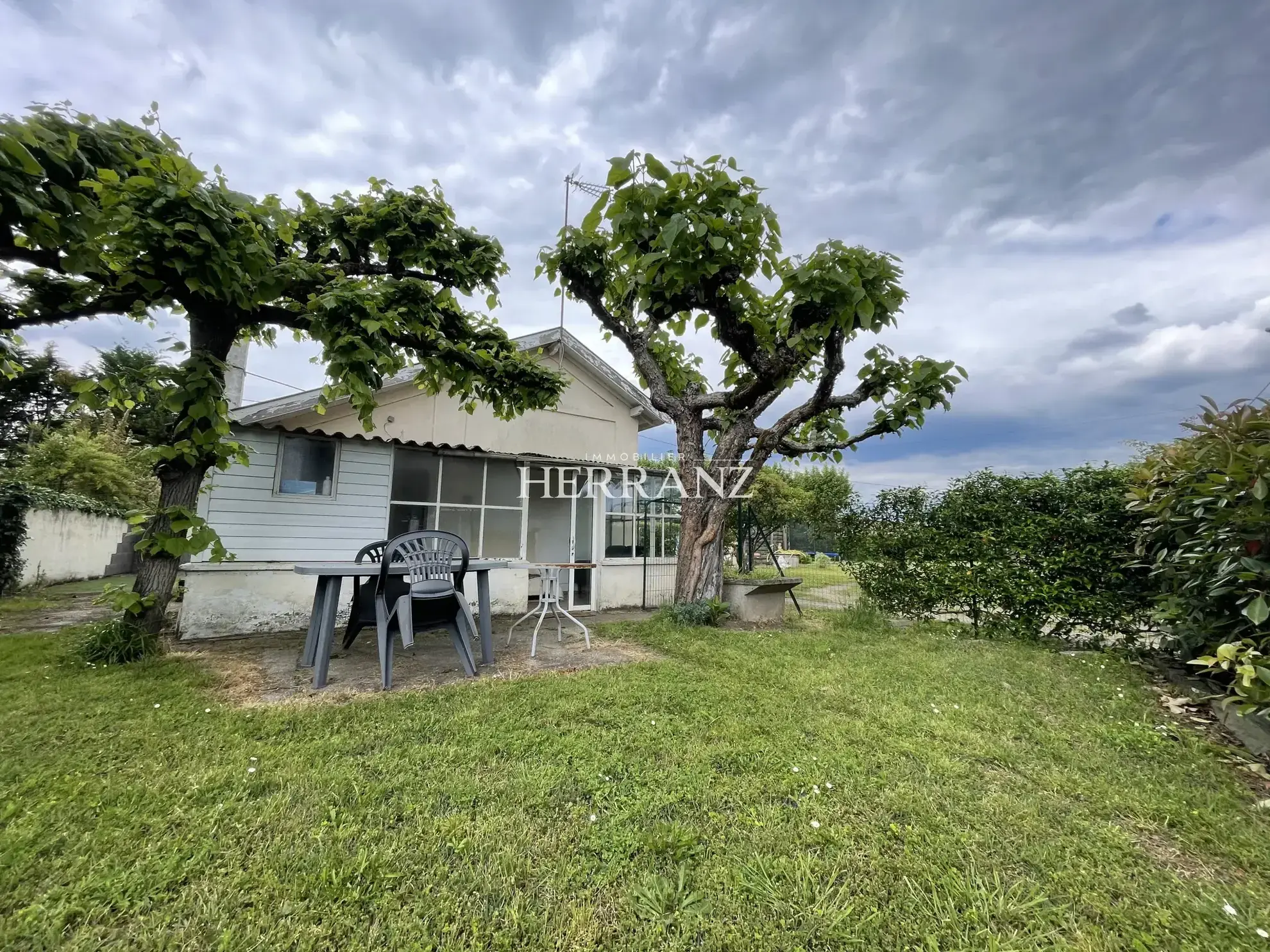 Maison de plain-pied rénovée avec grand jardin près de Libourne 