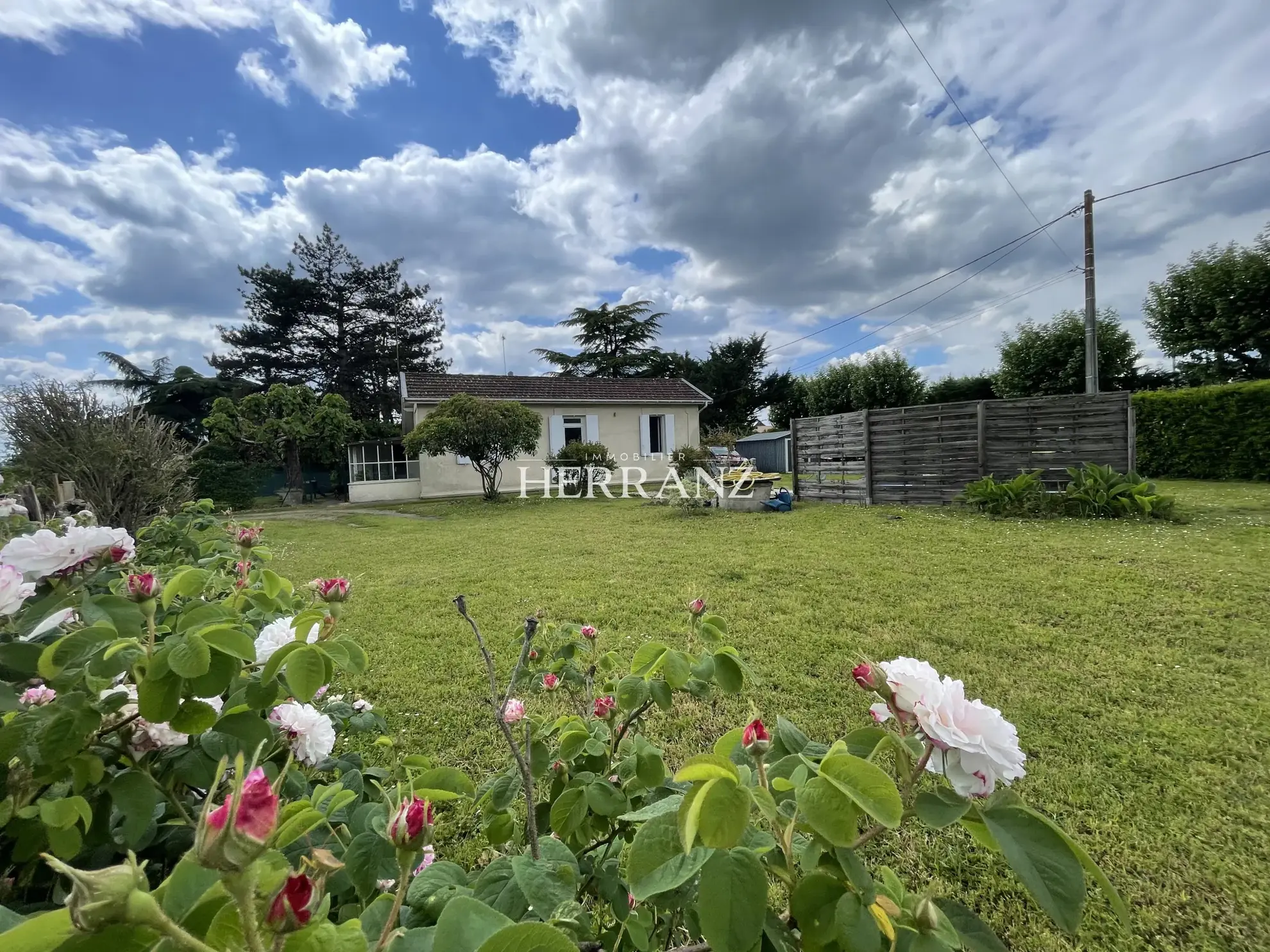 Maison de plain-pied rénovée avec grand jardin près de Libourne 