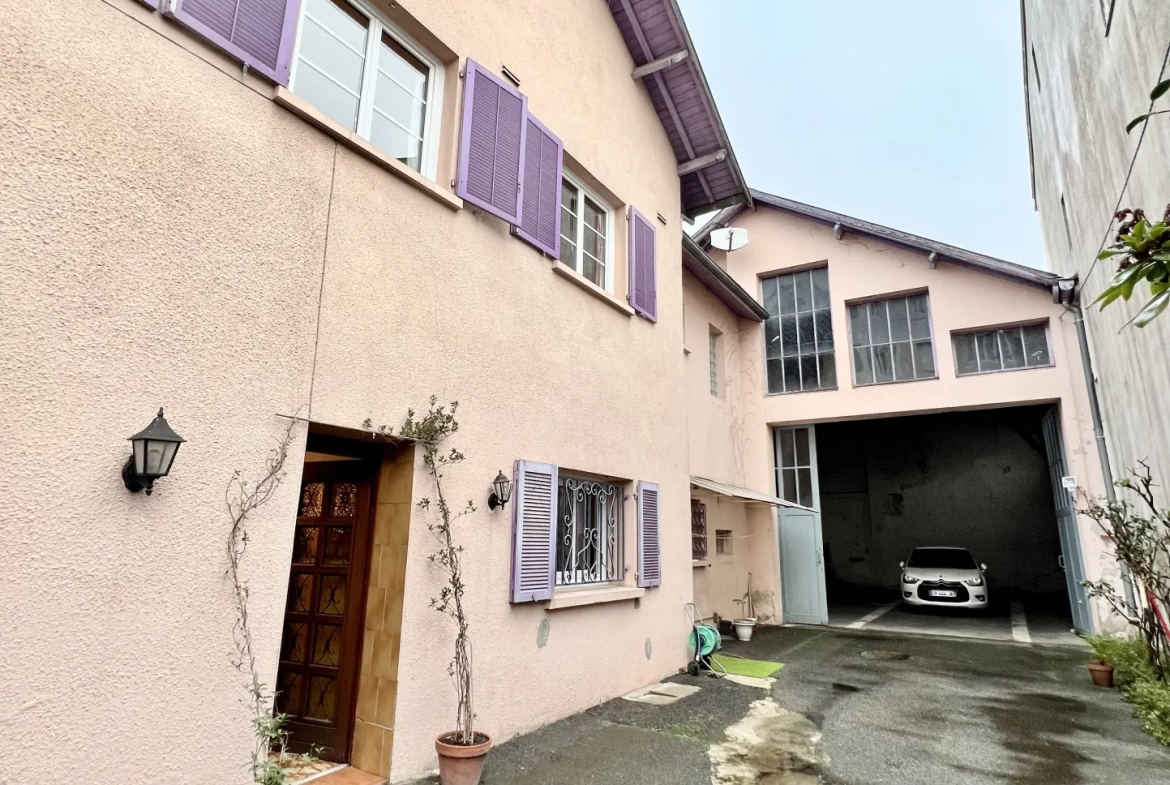 Maison de ville à Tarbes dans le quartier Jardin Massey - Grande superficie avec garage et cour 