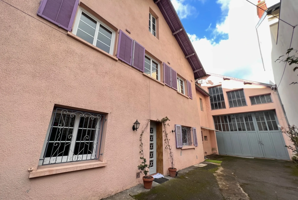 Maison de ville à Tarbes dans le quartier Jardin Massey - Grande superficie avec garage et cour 