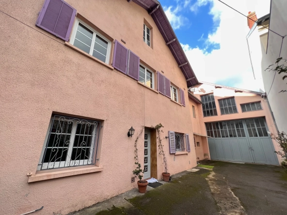 Maison de ville à Tarbes dans le quartier Jardin Massey - Grande superficie avec garage et cour
