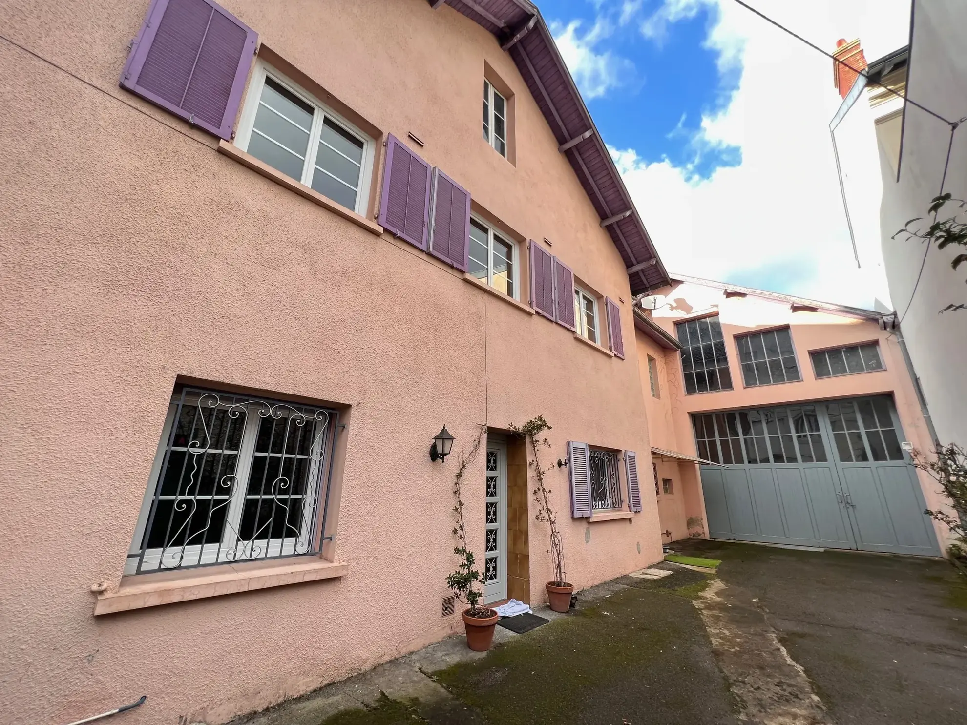 Maison de ville à Tarbes dans le quartier Jardin Massey - Grande superficie avec garage et cour 