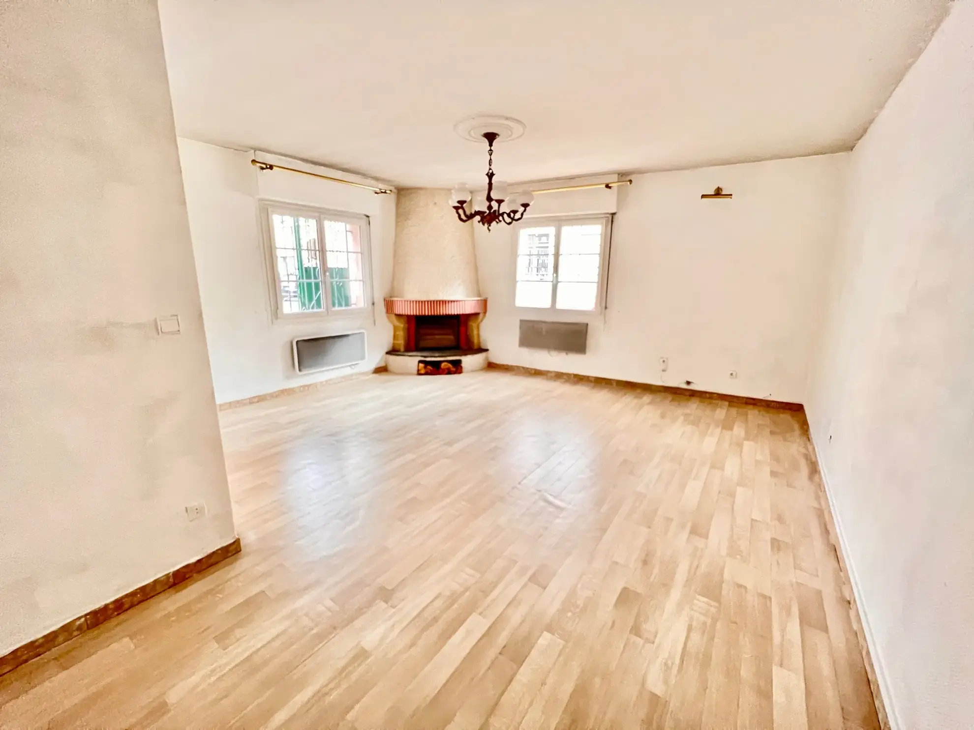 Maison de ville à Tarbes dans le quartier Jardin Massey - Grande superficie avec garage et cour 