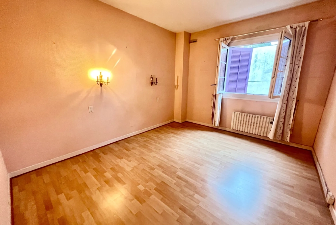 Maison de ville à Tarbes dans le quartier Jardin Massey - Grande superficie avec garage et cour 