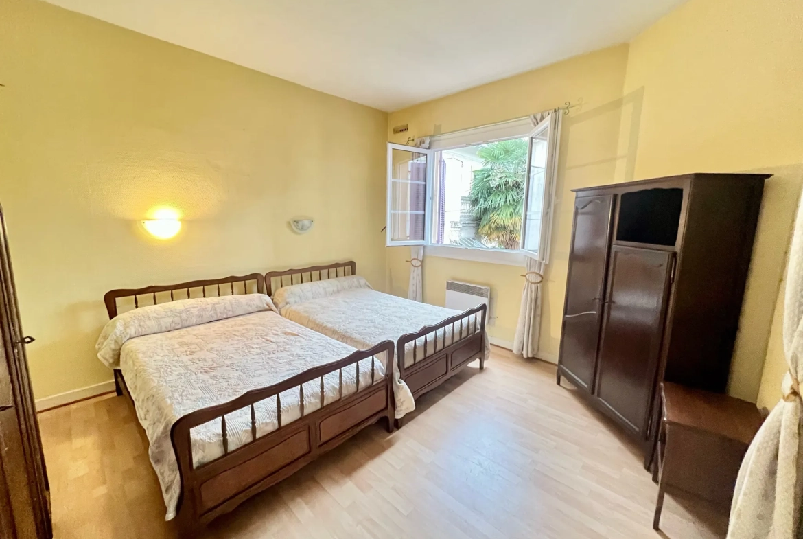 Maison de ville à Tarbes dans le quartier Jardin Massey - Grande superficie avec garage et cour 