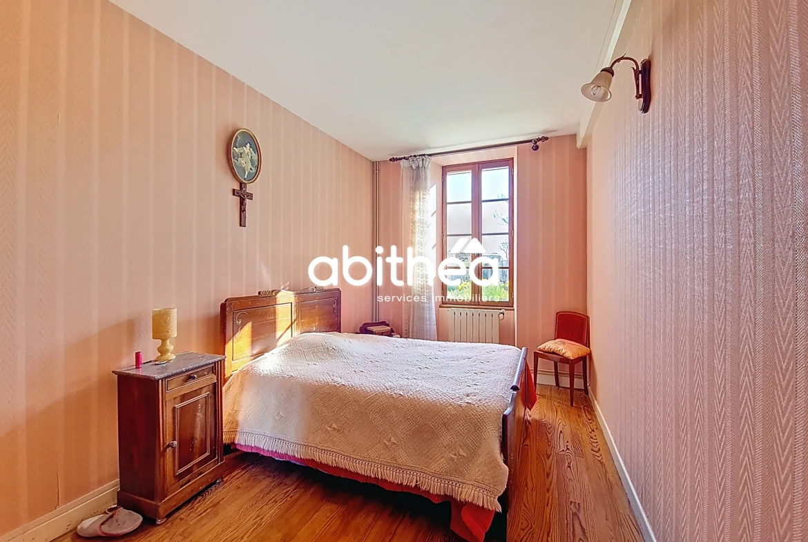 Charmante maison charentaise à rénover de 183 m² avec dépendances à Jarnac-Champagne 