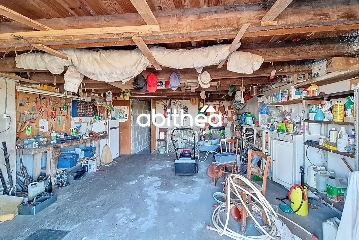 Charmante maison charentaise à rénover de 183 m² avec dépendances à Jarnac-Champagne 