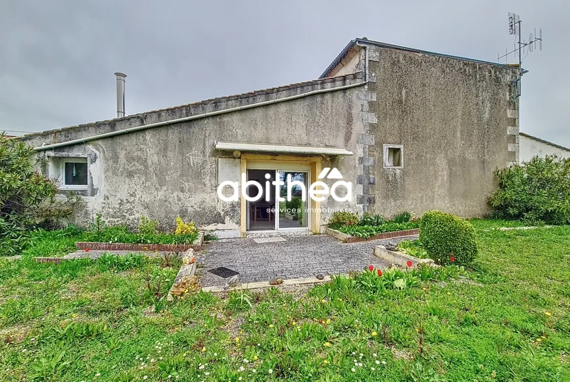 Charmante maison charentaise à rénover de 183 m² avec dépendances à Jarnac-Champagne 
