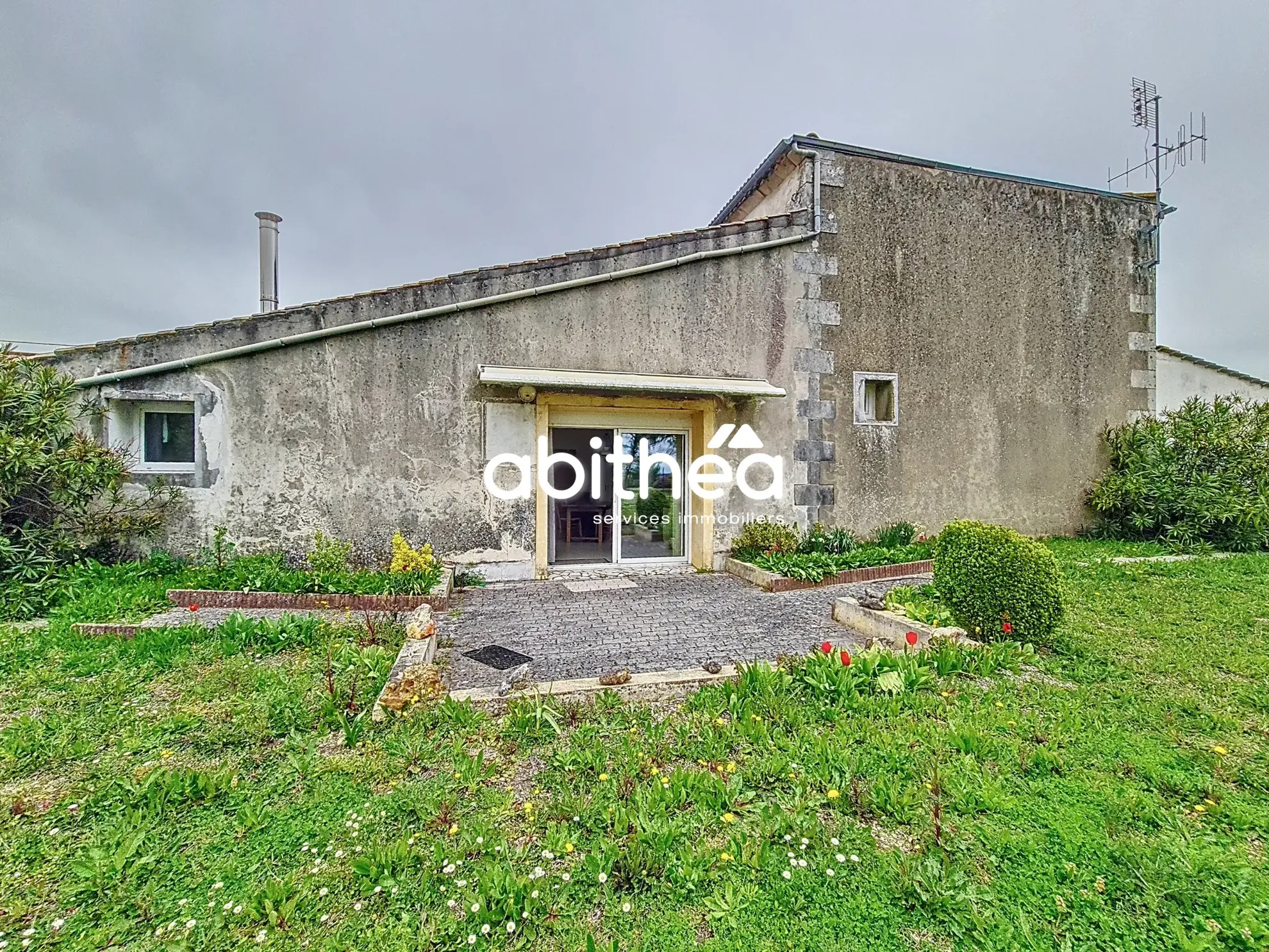 Charmante maison charentaise à rénover de 183 m² avec dépendances à Jarnac-Champagne 