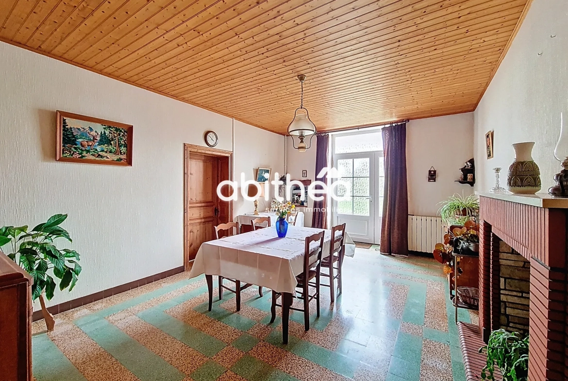 Charmante maison charentaise à rénover de 183 m² avec dépendances à Jarnac-Champagne 
