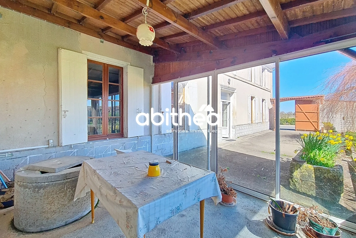 Charmante maison charentaise à rénover de 183 m² avec dépendances à Jarnac-Champagne 