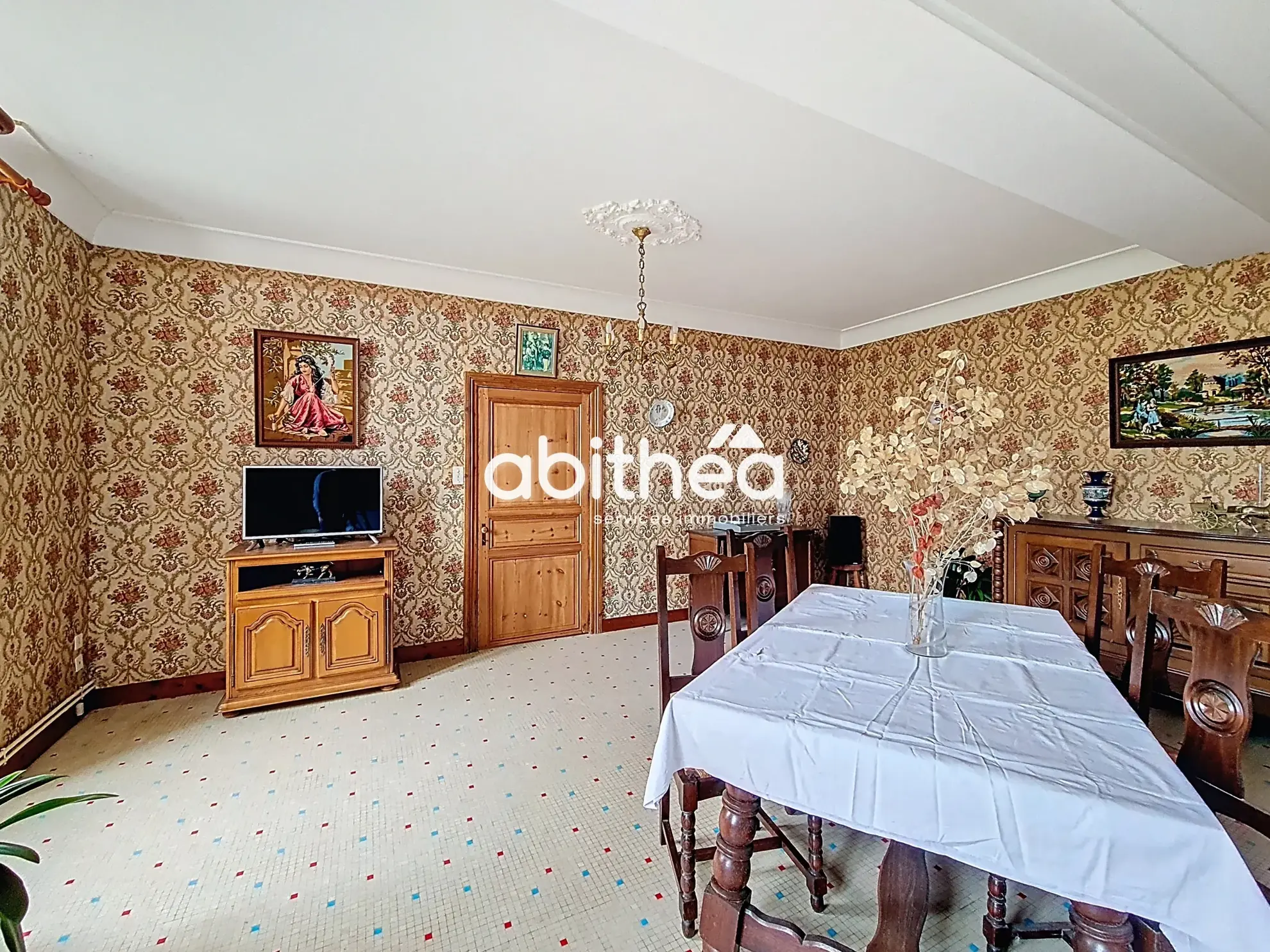 Charmante maison charentaise à rénover de 183 m² avec dépendances à Jarnac-Champagne 