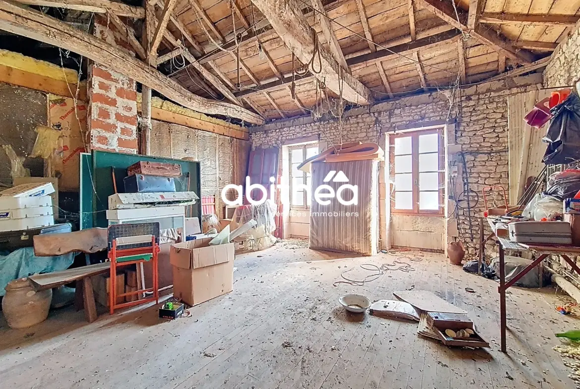 Charmante maison charentaise à rénover de 183 m² avec dépendances à Jarnac-Champagne 
