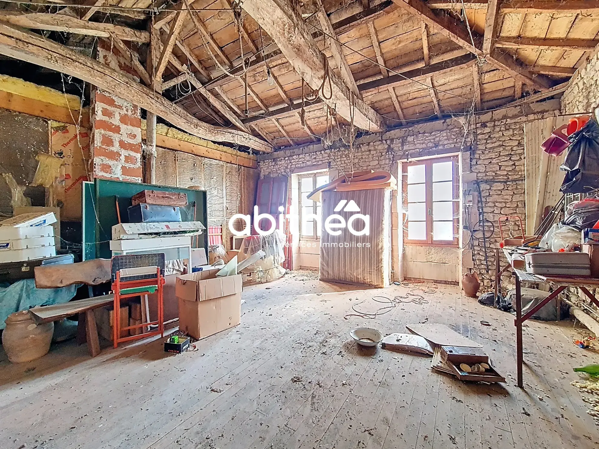 Charmante maison charentaise à rénover de 183 m² avec dépendances à Jarnac-Champagne 