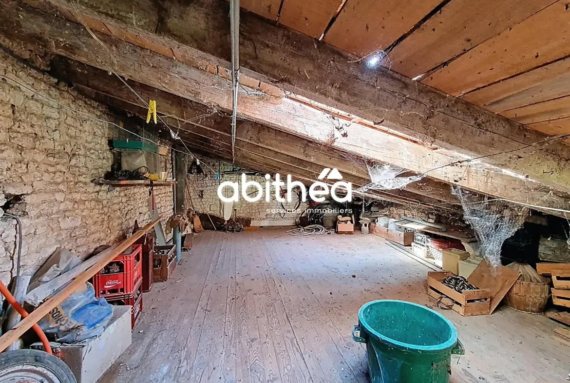 Charmante maison charentaise à rénover de 183 m² avec dépendances à Jarnac-Champagne 
