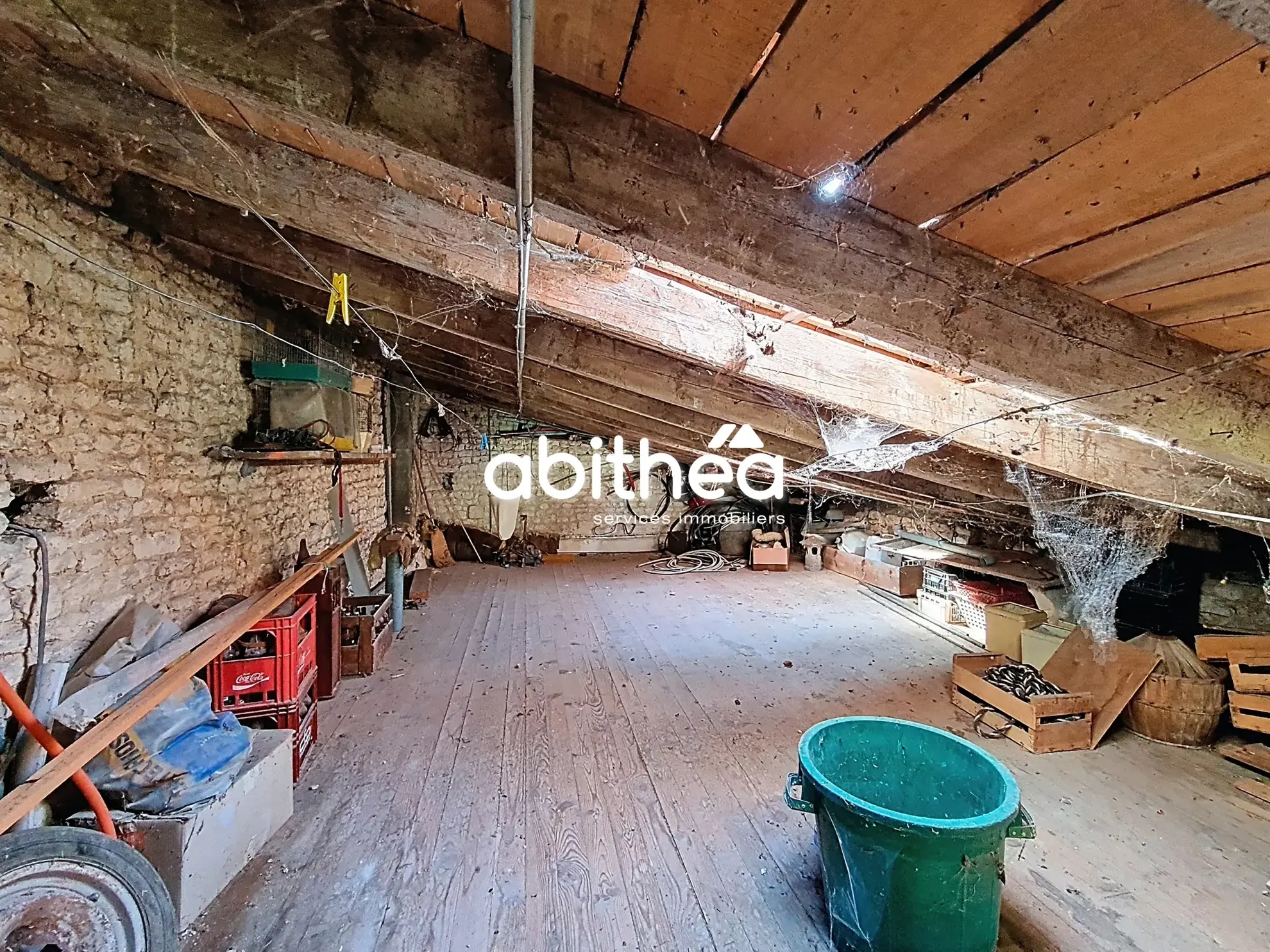 Charmante maison charentaise à rénover de 183 m² avec dépendances à Jarnac-Champagne 