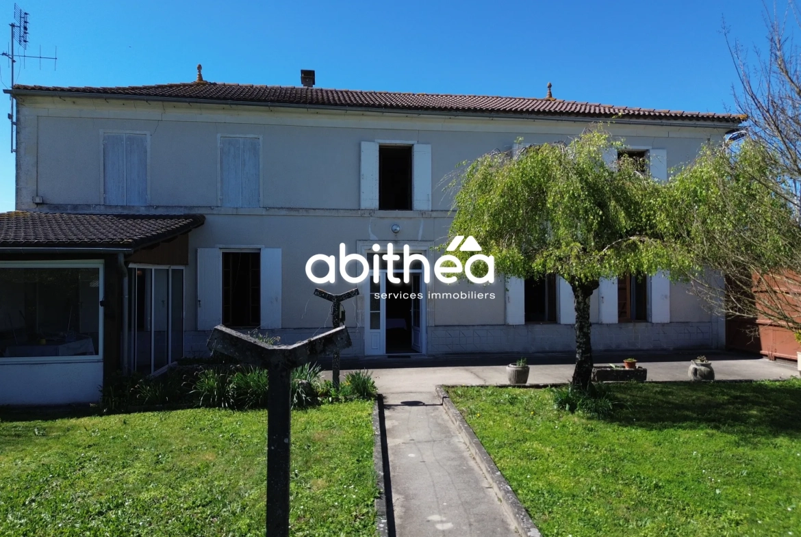 Charmante maison charentaise à rénover de 183 m² avec dépendances à Jarnac-Champagne 