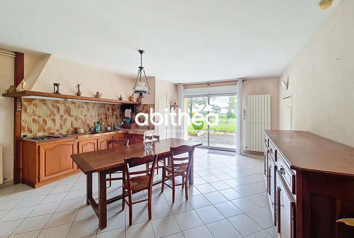 Charmante maison charentaise à rénover de 183 m² avec dépendances à Jarnac-Champagne 