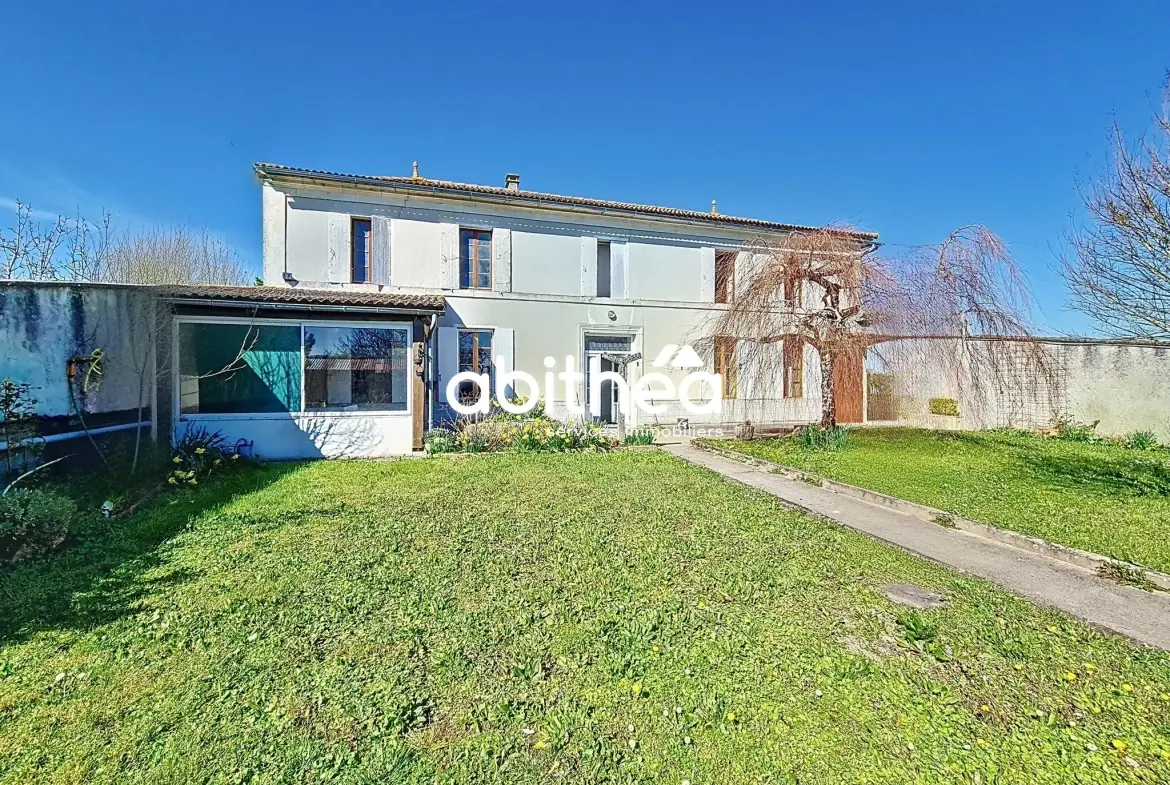 Charmante maison charentaise à rénover de 183 m² avec dépendances à Jarnac-Champagne 
