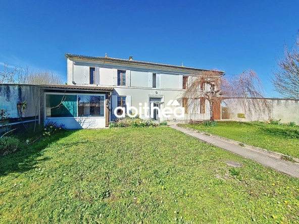 Charmante maison charentaise à rénover de 183 m² avec dépendances à Jarnac-Champagne
