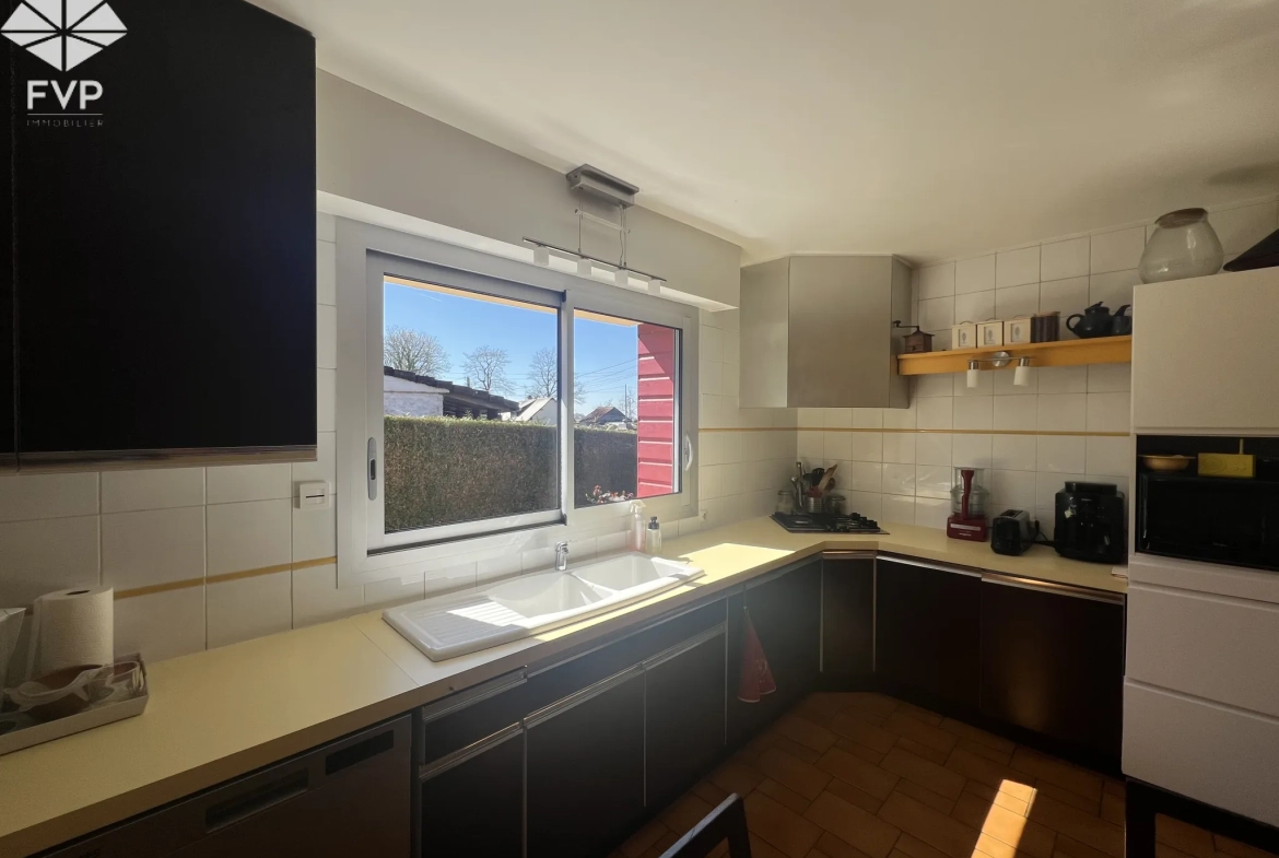 Maison de village récente avec garage, 160 m², terrain clos, proche Yvetot et Fauvillé en Caux 