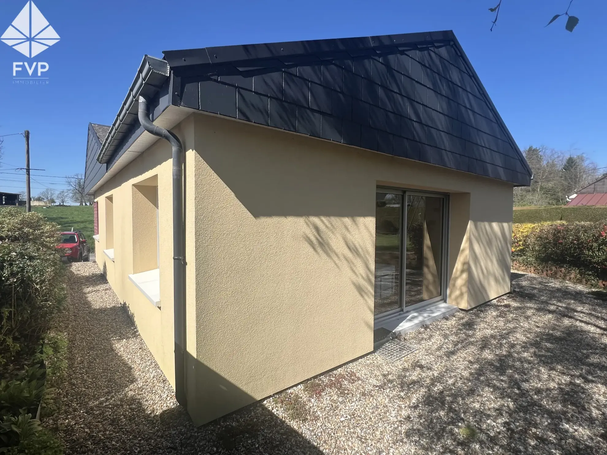 Maison de village récente avec garage, 160 m², terrain clos, proche Yvetot et Fauvillé en Caux 