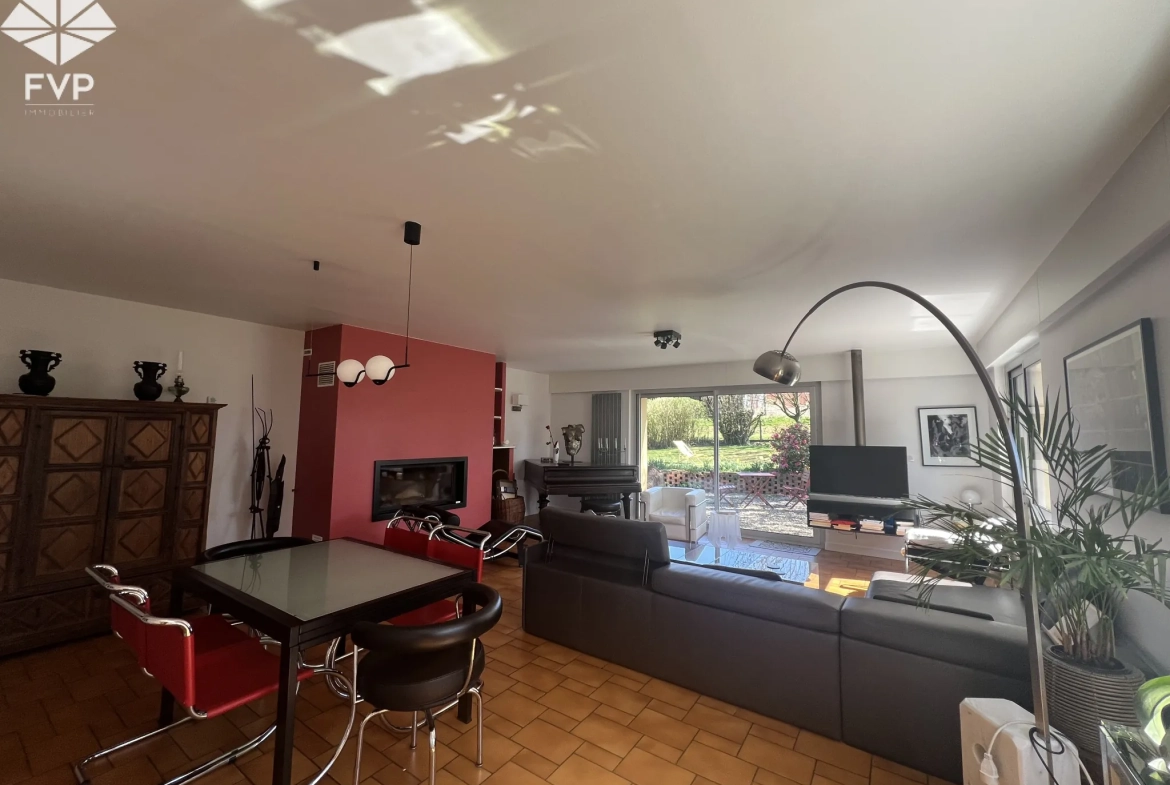 Maison de village récente avec garage, 160 m², terrain clos, proche Yvetot et Fauvillé en Caux 