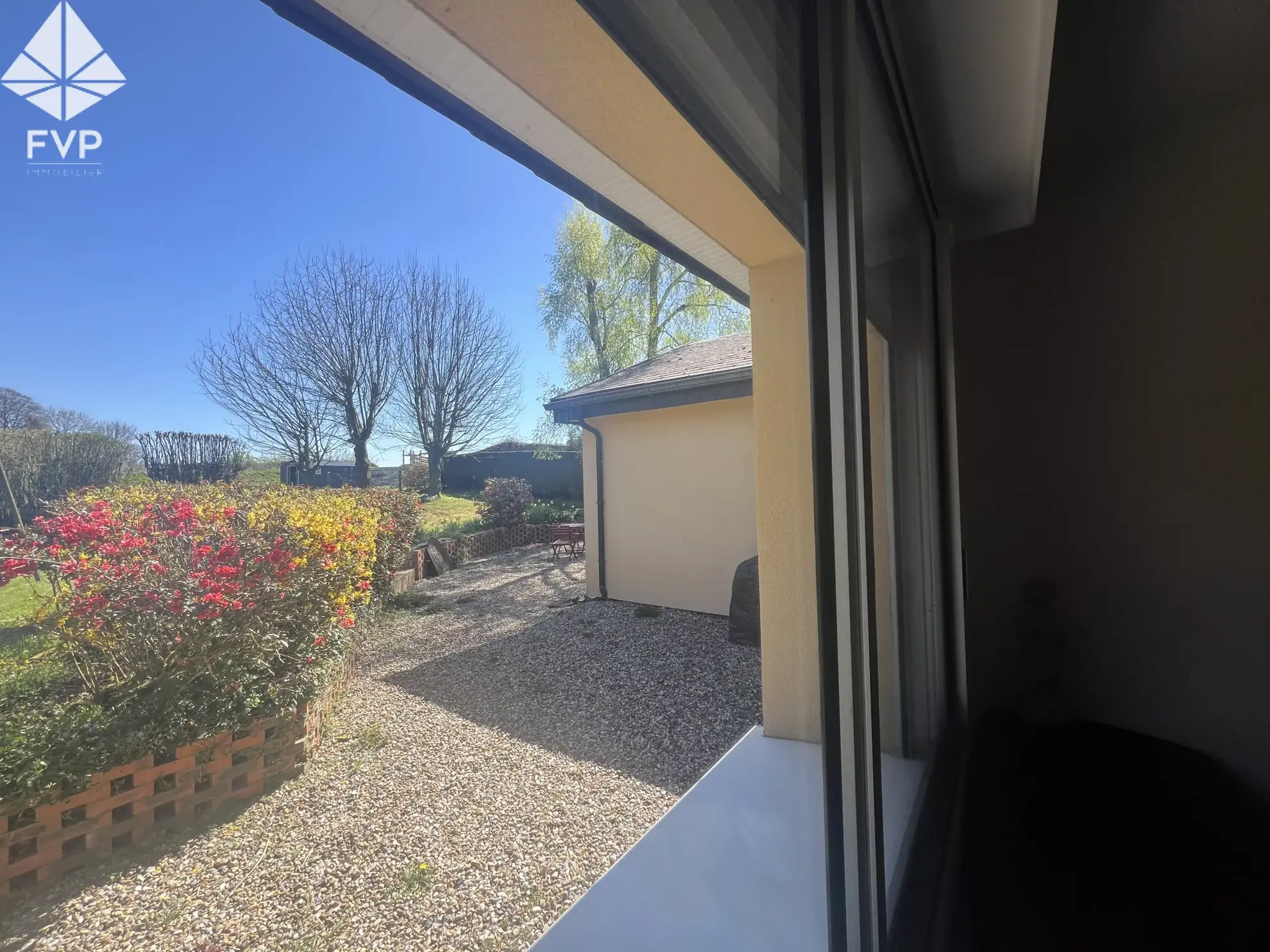Maison de village récente avec garage, 160 m², terrain clos, proche Yvetot et Fauvillé en Caux 