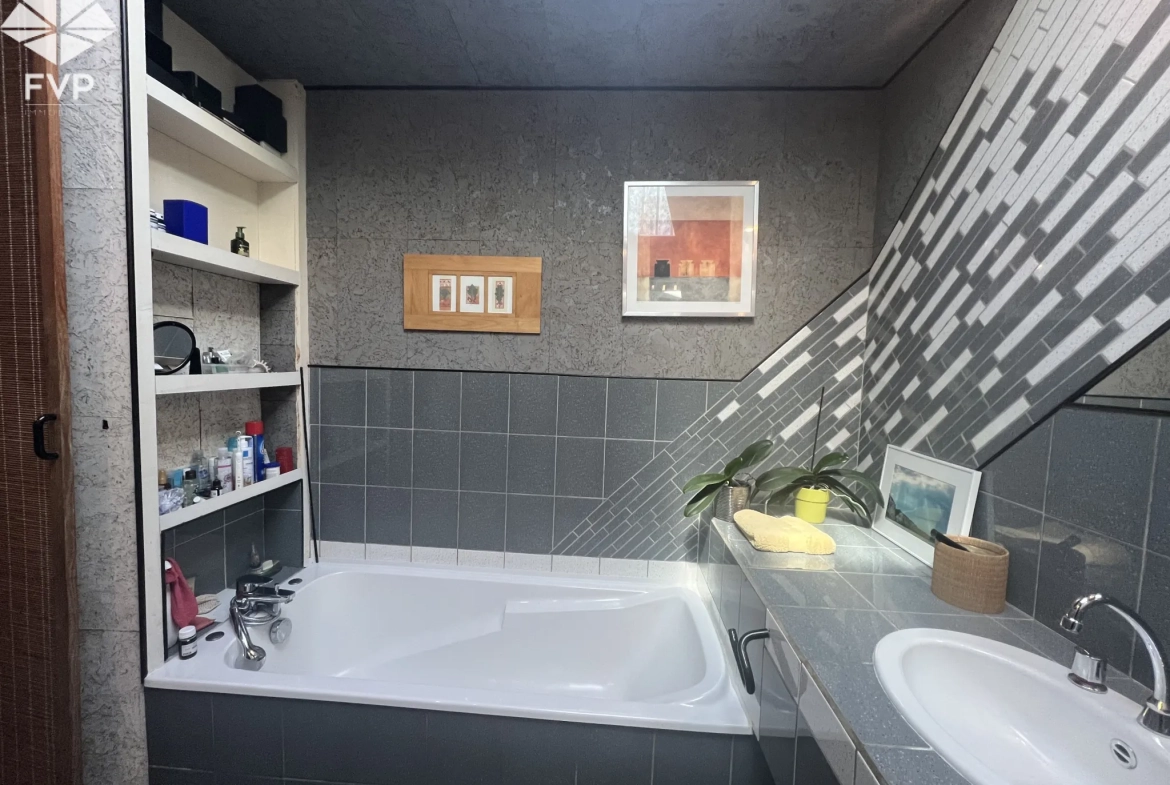 Maison de village récente avec garage, 160 m², terrain clos, proche Yvetot et Fauvillé en Caux 