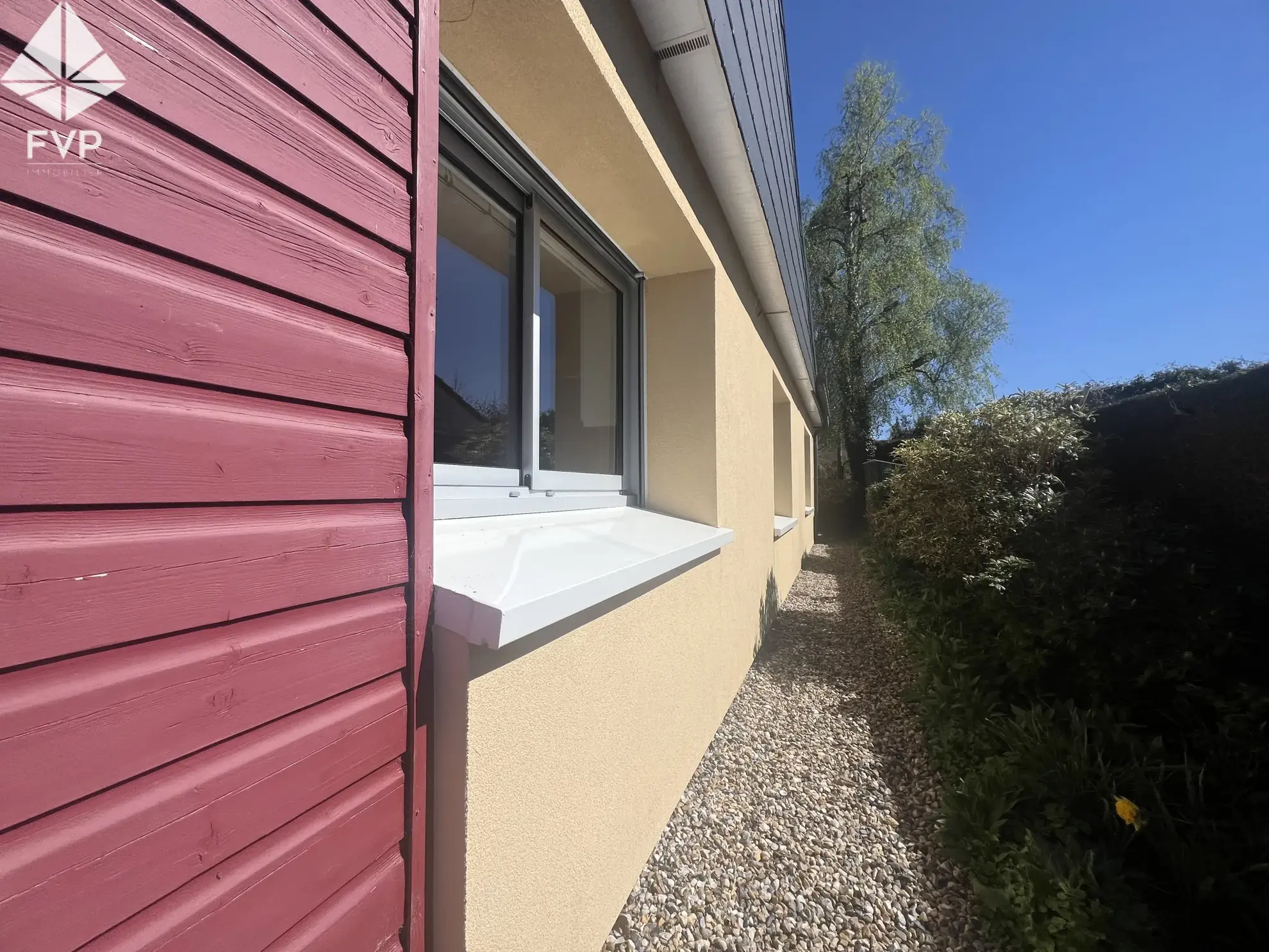 Maison de village récente avec garage, 160 m², terrain clos, proche Yvetot et Fauvillé en Caux 