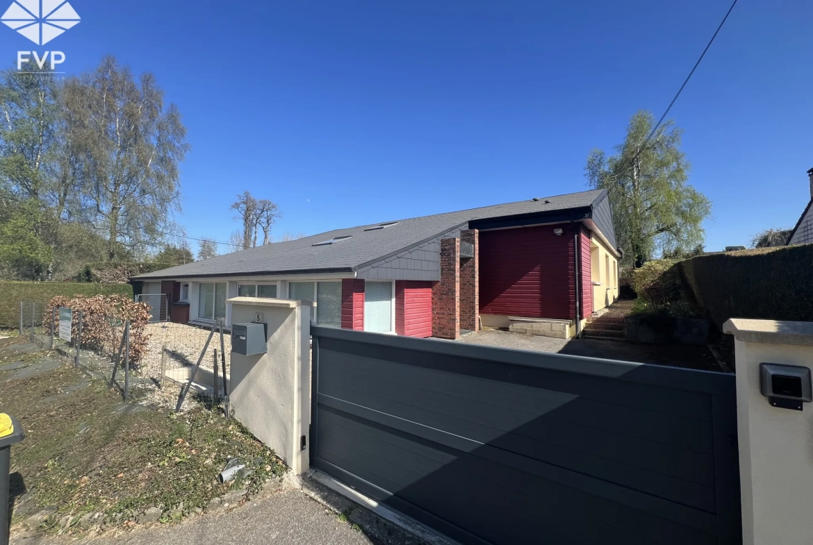 Maison de village récente avec garage, 160 m², terrain clos, proche Yvetot et Fauvillé en Caux 