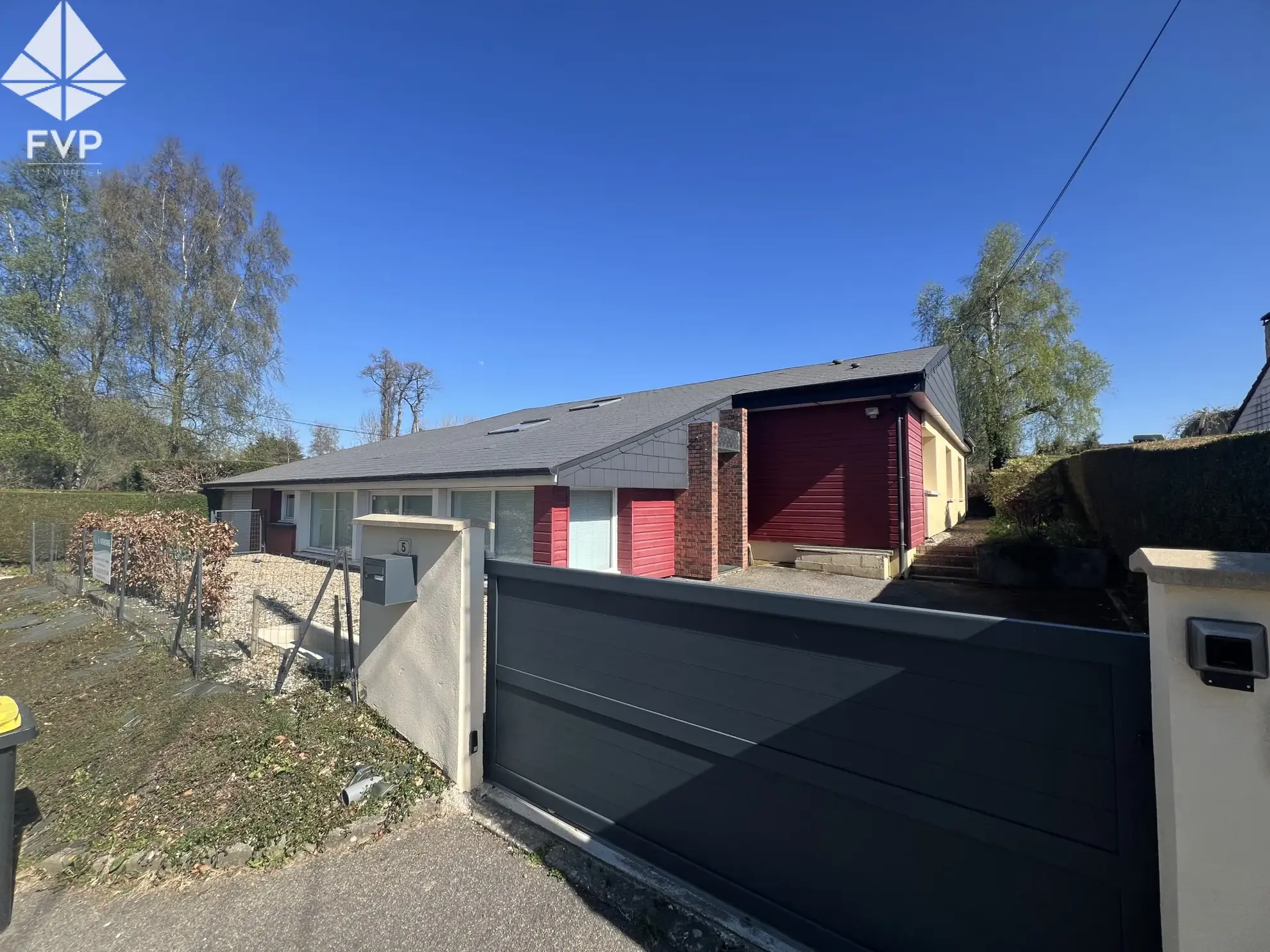 Maison de village récente avec garage, 160 m², terrain clos, proche Yvetot et Fauvillé en Caux 
