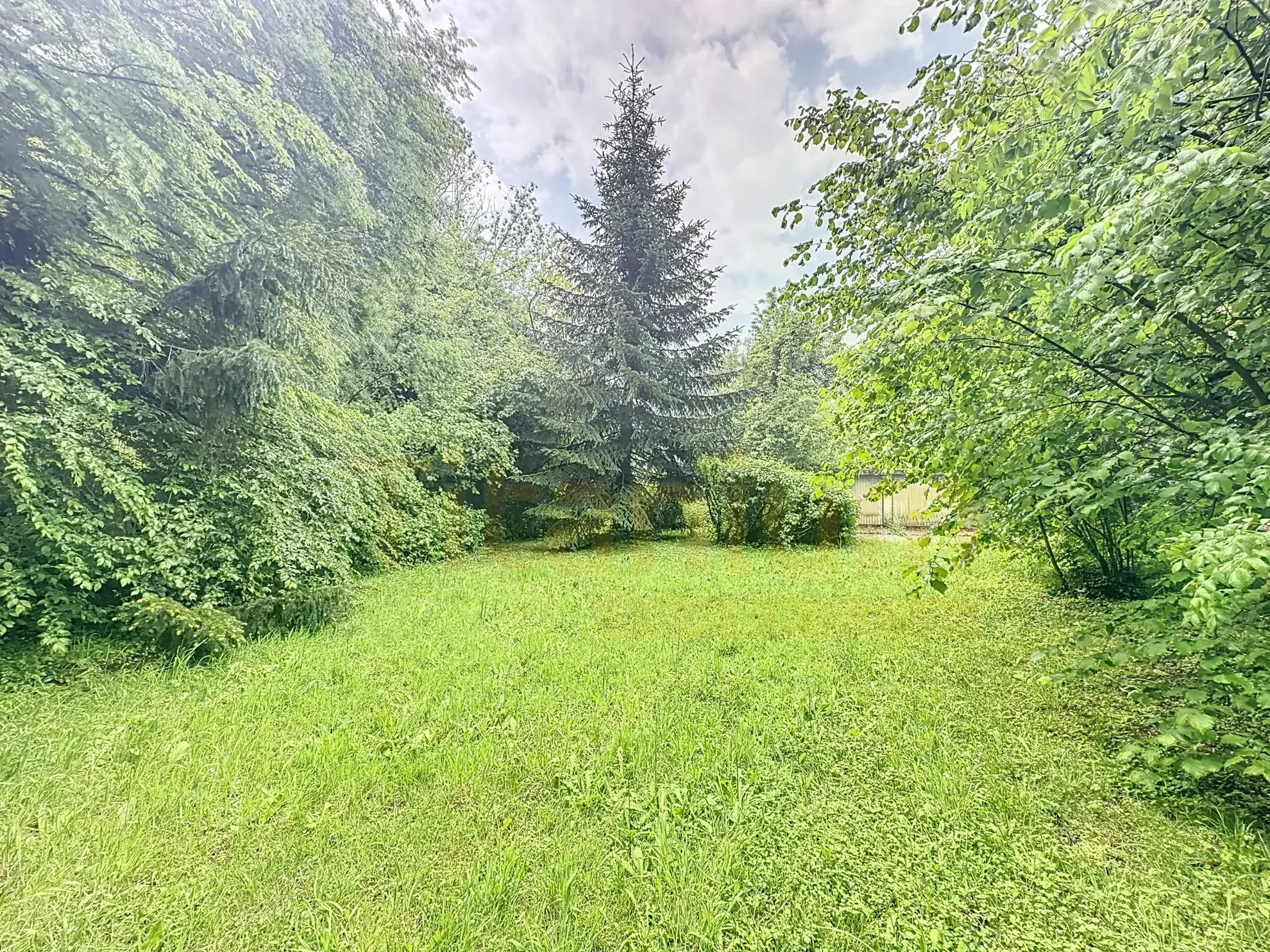 Maison de charme à rénover avec grand jardin près de Beauvais 